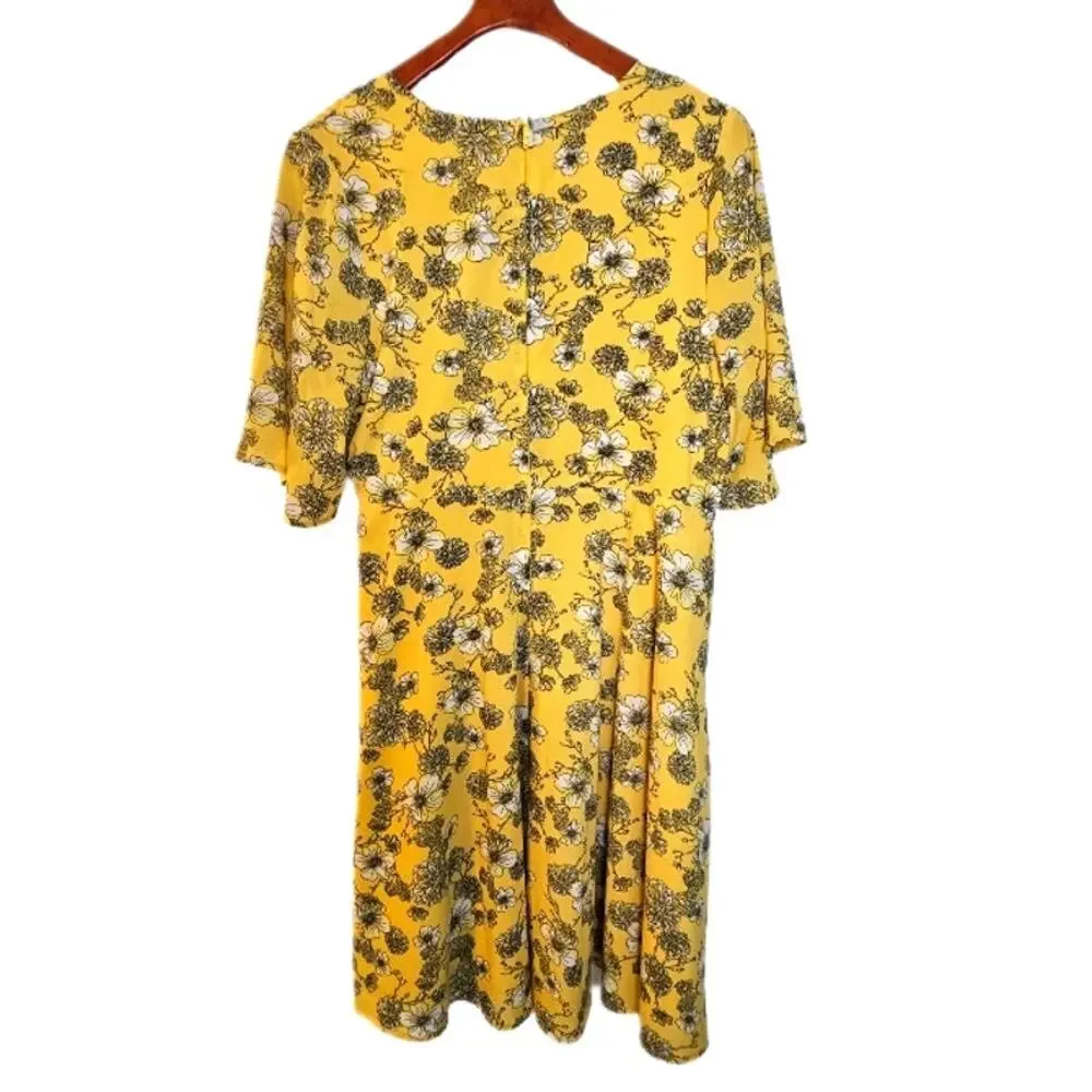 Torrid Plus Size Yellow & White Floral Wrap Dress - Picture 3 of 8